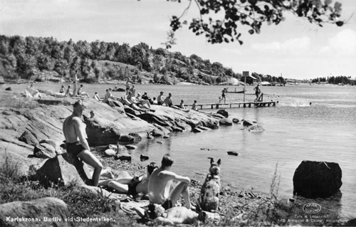 Bilden visar badlivet vid Studentviken en sommardag på 1940-talet.