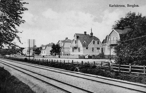 Bilden tagen 1913 och här ligger mycket prydligt både normal- och smalspår (till Torsås) på banvallen. I dag finns bara normalspåret kvar. Husen är fortfarande sig lika.