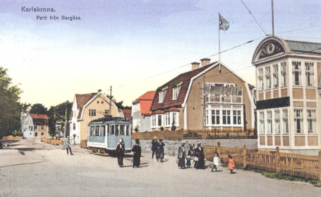 Vykortet visar platsen där Karlskrona spårvägar hade sin ändhållplats på Bergåsa framför huset där systrarna Glans tobaks- och pappershandel låg.