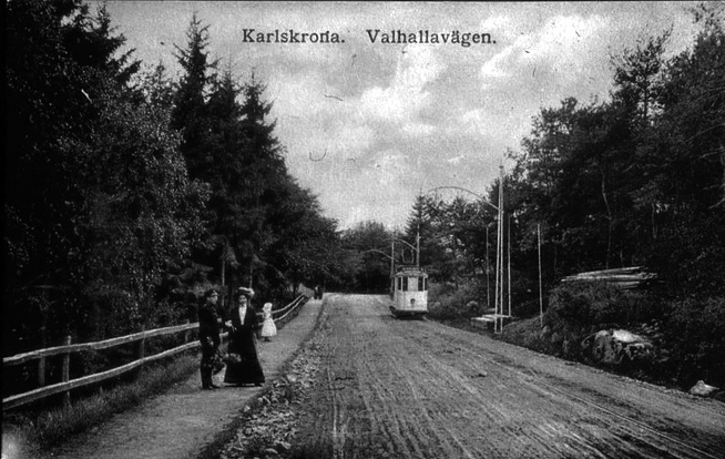 Spårvagn längs Valhallavägen. Monsunen till vänster. Okänd fotograf. Källa Blekinge Museum.