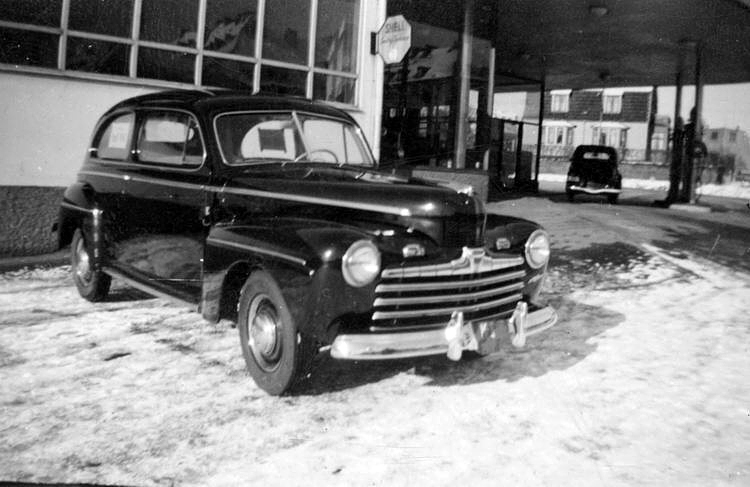 Landshövdingens bil, en Ford Coupe 1948, som står vid Fords anläggning på Bergåsa. Okänd fotograf. Källa Blekinge Museum.
