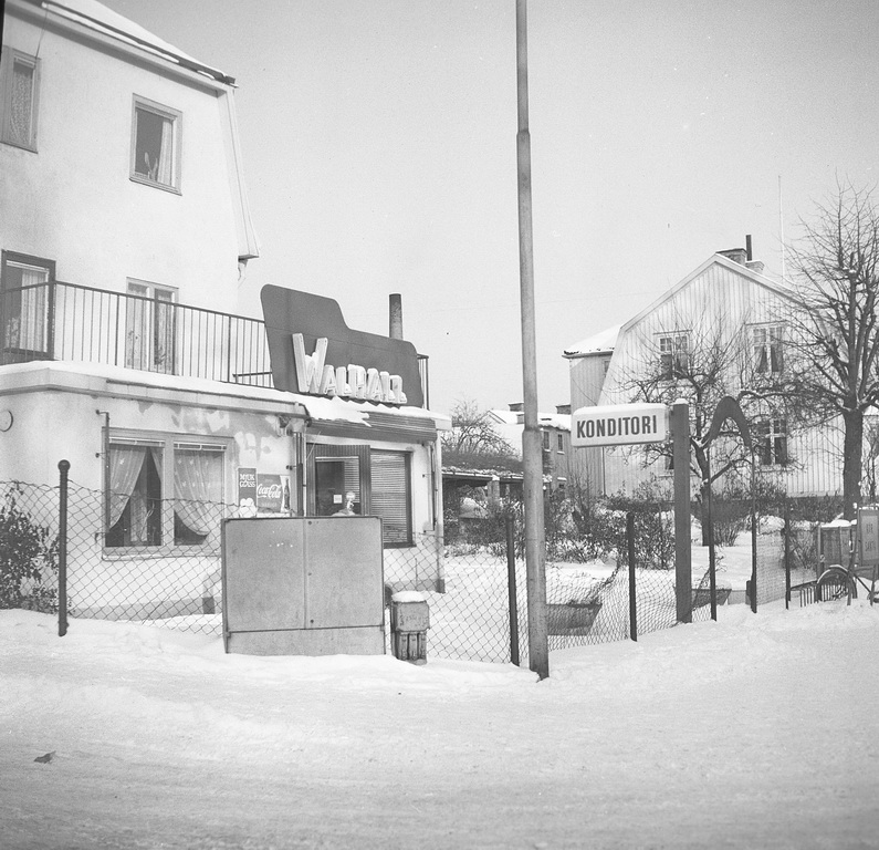 Konditori Walhall, Valhallavägen 31, i korsningen Valhallavägen - Korpralsgatan. Fotograferat av Allan Evert Parker på 1960-talet. Källa Blekinge Museum.