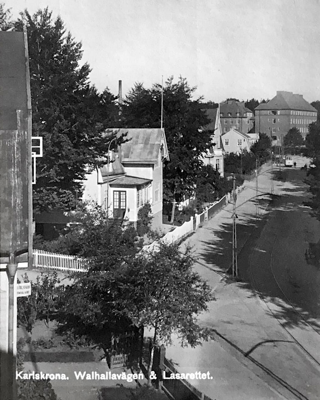 På Valhallavägen 23, i hörnet Kronobergsgatan-Valhallavägen fanns Peterssons Skomakeri. På bilden kan man se skylten utanför huset till vänster i bild. På övervåningen fanns Liljedahls frisersalong. Längst bort på fotot syns en spårvagn vid ändhållplatsen.