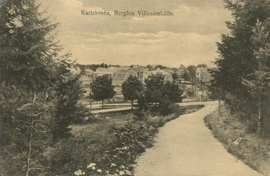 Bilden på vykortet är tagen från Karlskrona Centrallasarett mot Bergåsa villaområde. Bilden är tagen gissningsvis runt 1910.
