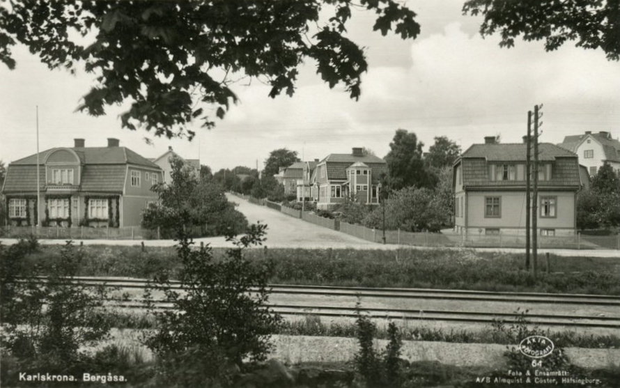 Karlskrona, Bergåsa. Korsningen Järnvägsgatan (omdöpt till Sunnavägen 1934) - Vasagatan.