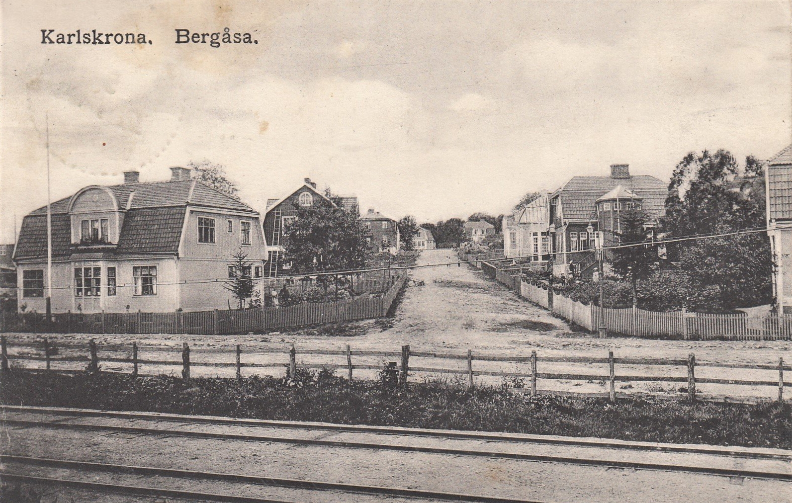 Karlskrona, Bergåsa. Korsningen Järnvägsgatan (omdöpt till Sunnavägen 1934) - Vasagatan.